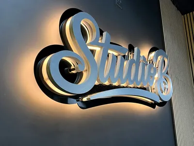 Halo-lit built-up letters, Studio B