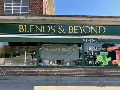 Blends & Beyond shop front sign, Oakwood